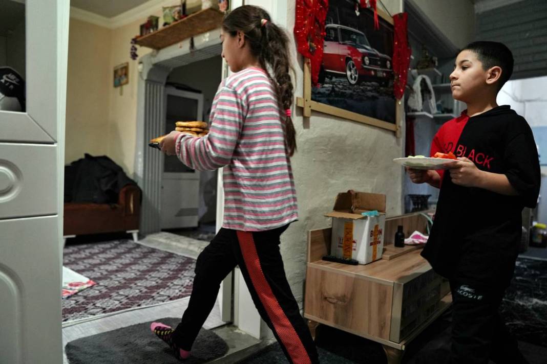 Çocuklarına hem baba, hem anne oldu: Duygulandıran videonun ardından dram çıktı! Evde yemek yapan baba beğeni topladı 9